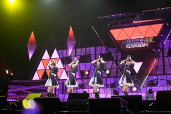 ももクロの全力パフォ＆内田雄馬×畠中祐のコラボに熱狂【「オダイバ!!超次元音楽祭」2日目レポート】