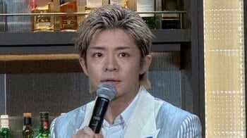 岸優太 まるで御曹司なスーツ姿を披露し「大人の色気がダダ漏れ」と反響！ベッドに大の字で寝る姿や長い足が際立つショットも