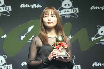川口春奈 セクシーなドレスで「anan AWARD」に出席！「こういうスタイルが似合うような女性に」