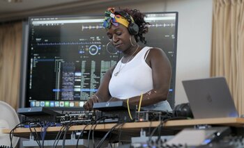 AlphaTheta、英バーミンガム大学とDJ機器・楽曲管理アプリのアクセシビリティ向上に向けたワークショップを実施