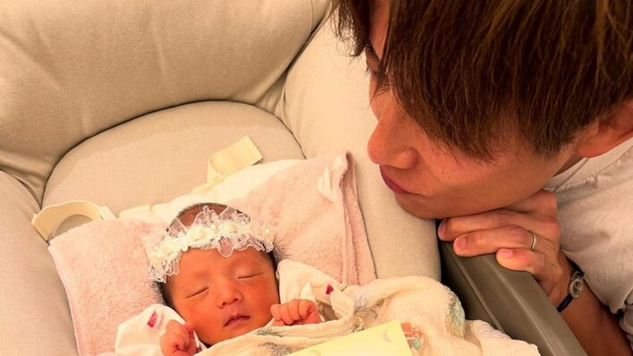 杉浦太陽 辻󠄀希美と手を添えた第5子の寝顔ショット公開！「夢の中のユメちゃん」ほんの少し口を開けて眠る姿にほっこり