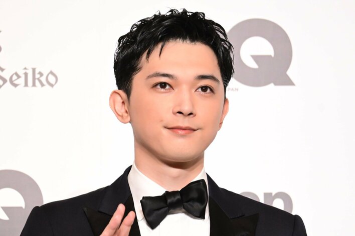 【写真36枚】吉沢亮の気品あふれるタキシード姿の写真を見る