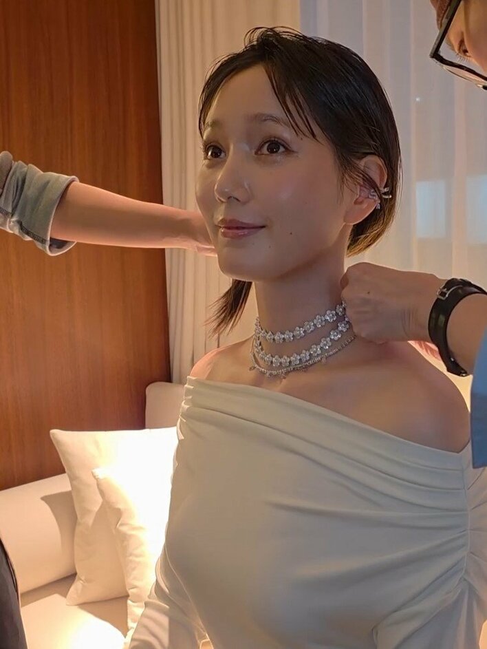 女神降臨」本田翼 美肩際立つオフショルドレス姿を披露！豪華