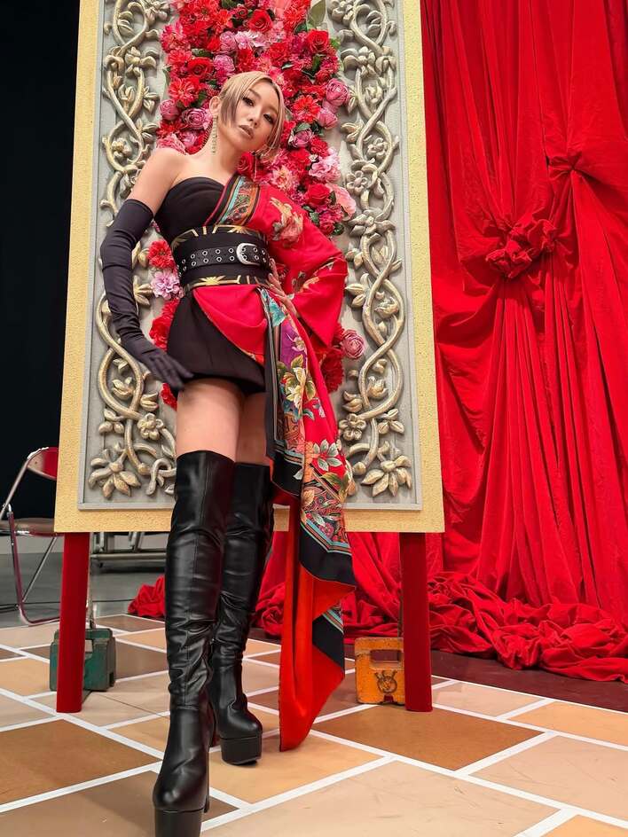 b778 化繊　大衆演劇　舞台衣装　スパンコール　未使用しつけ付極美品　着物 全てがどストライク！」倖田來未 着物×ロングブーツで“絶対領域”披露