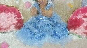 「鼻水吹いた」子どもの記念写真がまるでホラーな仕上がりに！？プリントミスしただけなのに...「歯茎でたw」「現代アートっぽい」と大反響【BUZZコレ】