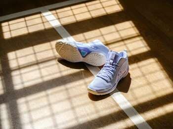 女性プレーヤー向けバスケットボールシューズ「FLOWRUSH」を発売