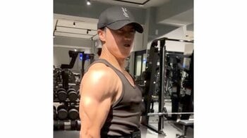 コロチキ・西野 血管浮き出るバキバキボディーを披露！タンクトップがはち切れそうな筋トレ姿に「美しくて一生見てられます」