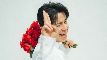 藤森慎吾 2ショットのウエディングフォトを公開！結婚発表後初の投稿で3色のスーツ姿や妻と顔を寄せ合う写真、2人の指輪を披露