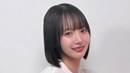 岡田紗佳 どアップショット 美肌際立つシースルー衣装に“真っ赤コーデ”　頬に手を当てるあざとポーズでニューネイルを披露 