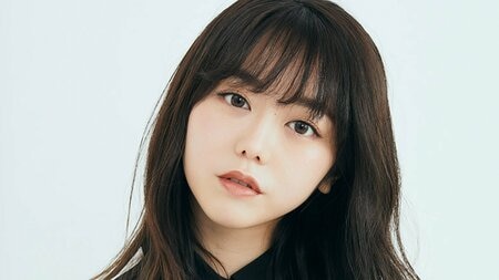 峯岸みなみ 愛猫のほっこり写真の片隅に“事件現場”！？白いテープで囲まれた謎の光景が「気になりすぎる」本人に聞いた“まさかの理由”にさらにほっこり