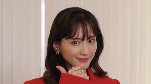綾瀬はるか 真っ赤な“バブリースーツ”姿公開！肩パッド入りのボディコン風衣装ではじける笑顔オフショットに「どんな時代の格好も素敵」
