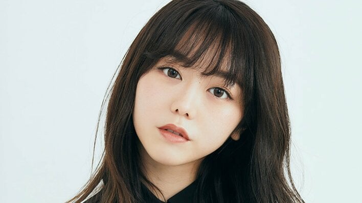 峯岸みなみ 愛猫のほっこり写真の片隅に“事件現場”！？白いテープで囲まれた謎の光景が「気になりすぎる」本人に聞いた“まさかの理由”にさらにほっこり