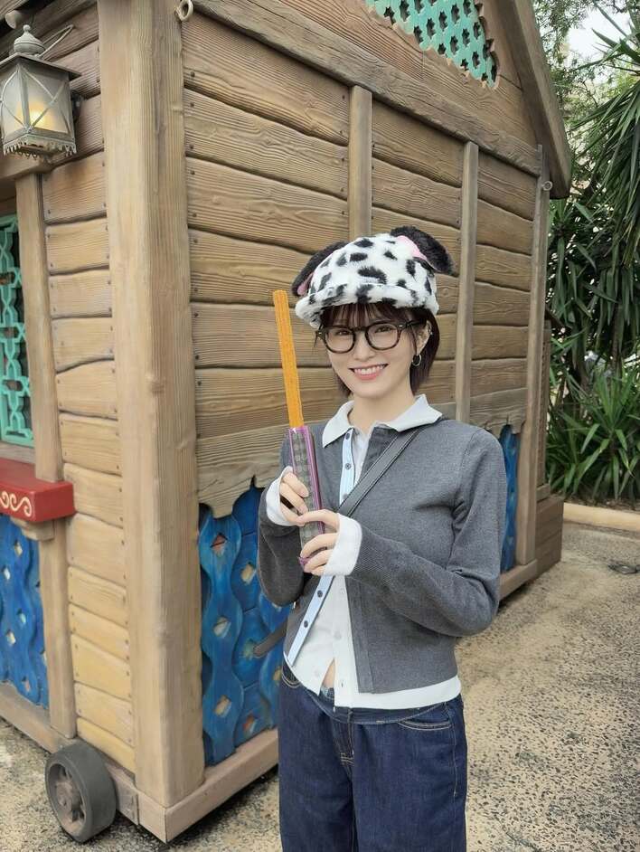 おへそがチラッ」山本彩 ディズニーハロウィン満喫ショット！ふわふわ