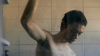 【先行カット公開】M!LK佐野勇斗 鍛え抜いた“美腹筋”を披露！大人の色気たっぷりのシャワーシーン