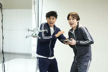 萩原利久 初のドローン操縦で見事なテクニック披露！最新機器に触れ「未来感ある！何十年後の小学生はこれで鬼ごっこやってるかも」