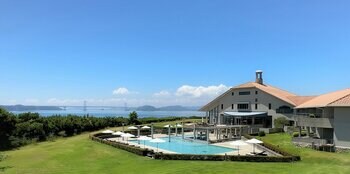 淡路島でテニスを楽しむために旅をする。ホテルアナガが提案する「リゾートテニスステイ」