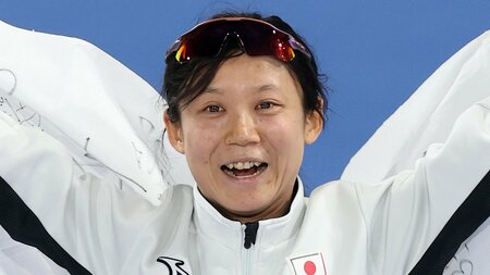 「あの体格差で…」髙木美帆の“ヤバさ”一目瞭然ショットが話題！表彰台でオランダ選手と並んだ姿に「デカいって」「同じレベルで戦ってるのヤバ」【ミラノ・コルティナ五輪】