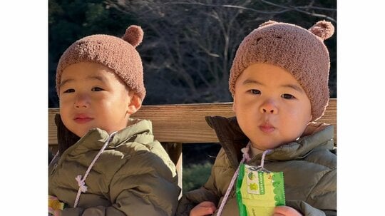 「見るなり笑った」“寝る姿勢が良すぎる”双子が話題！おそろいコーデで微動だにしない姿に「いい子に寝てるのかわいい」【激かわキッズ奇跡の瞬間】