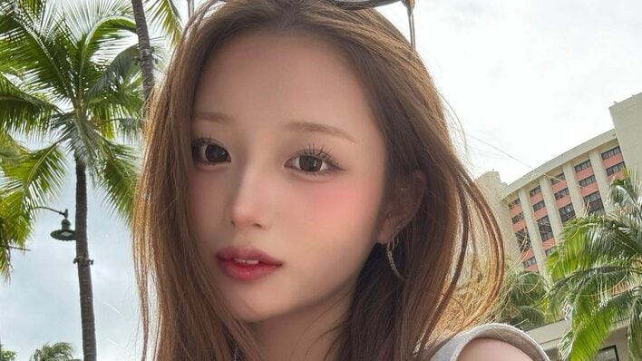 希空 1歳妹・夢空ちゃんがハワイでいたずら！？“おちゃめな立ち姿”公開「私のメイクブラシ…」絶景客室での癒やしスマイルにメロメロ