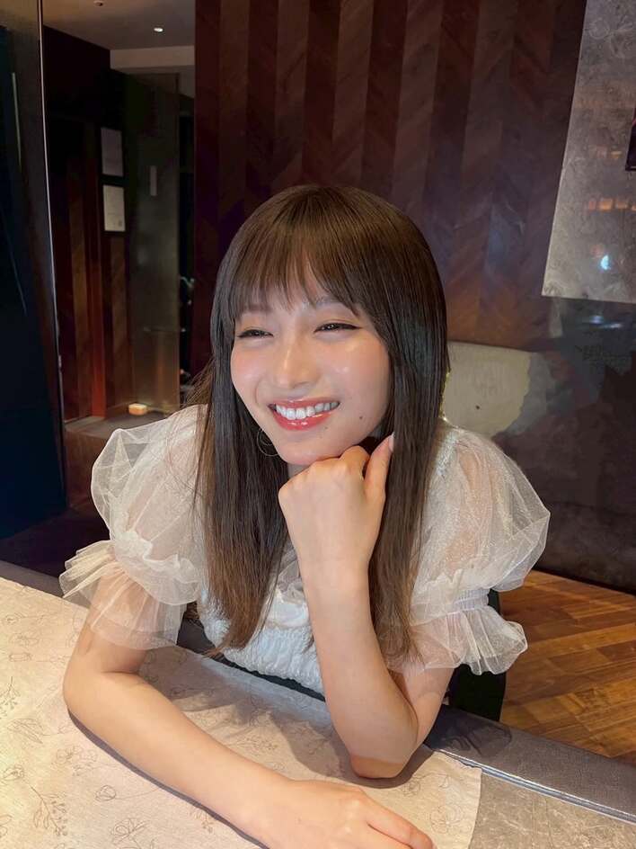 【画像5枚】「めっちゃ似合ってる」岡崎紗絵 “久々”のロングヘア姿でピースを決める胸キュンショットを見る