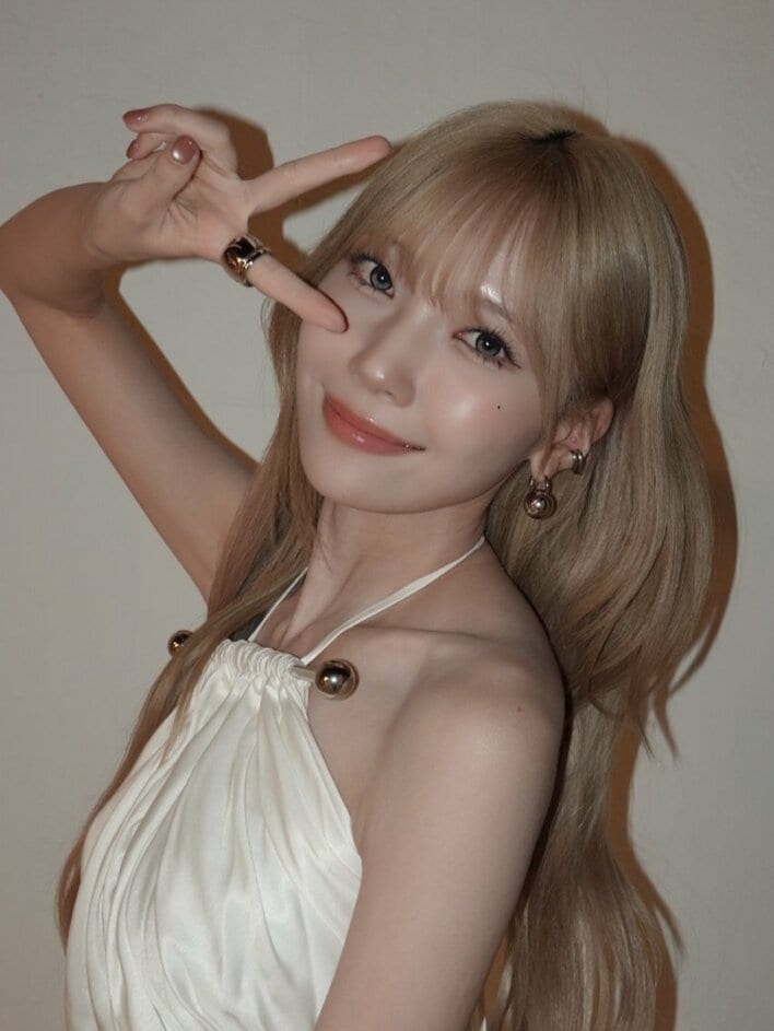 NiziU・MAYUKA 超ミニ丈×お腹見せ衣装の美スタイルに「ド肝抜かれた