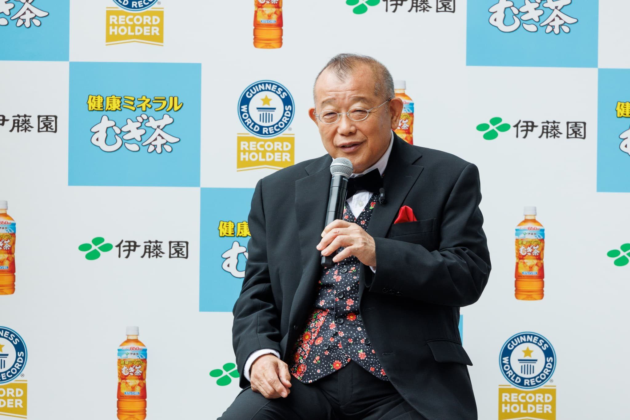 笑福亭鶴瓶 キャラクターを務める飲料がギネス記録！顔入り気球