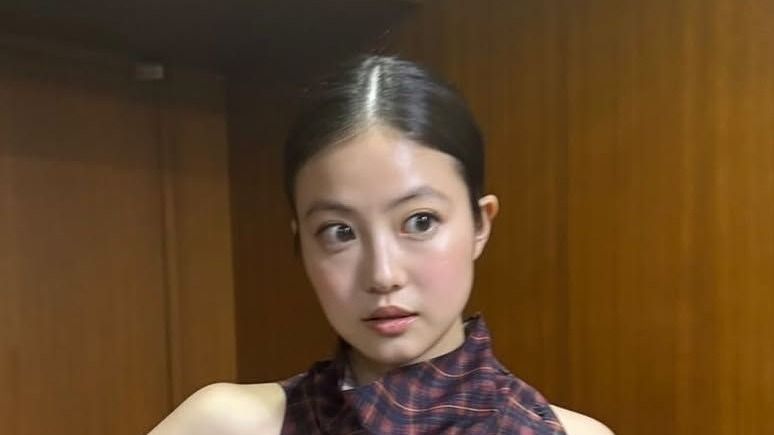 朝ドラ俳優今田美桜さん愛用ブランド☆ベルト付バレルジーンズ 今田美桜：大胆に背中が開いたミニドレス姿で観客を魅了 美背中