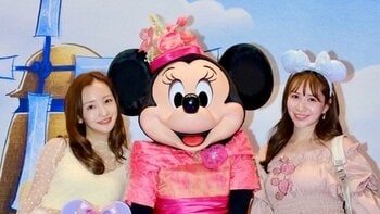 W親子ディズニー！板野友美＆河西智美 元AKBコンビでおそろいコーデの娘たちと満喫する様子に「エモすぎるって」