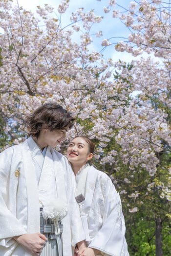 北海道の広大な自然の中で残す春ロケーションフォトご予約受付開始です！