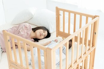 「添い寝したい、でも寝室が狭い」そんなご家庭に。1LDKにも置ける、高さ調整で大人のベッドとぴったりくっつけられるコンパクトサイズのベビーベッド「タイニーウィズ」に床板すのこタイプが新登場