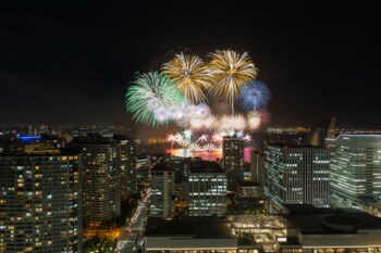 横浜・みなとみらいの花火を高層20階の特等席で満喫　テラス&スカイプールで楽しむ「花火付き鑑賞プラン」