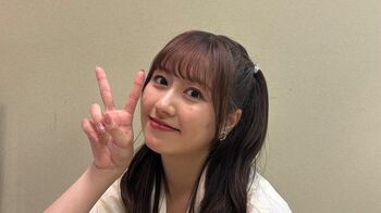 ももクロ佐々木彩夏　“まるでドラえもんの世界” お団子片手に土管に寝そべりパシャリ「可愛いジャイアンだ」の声も