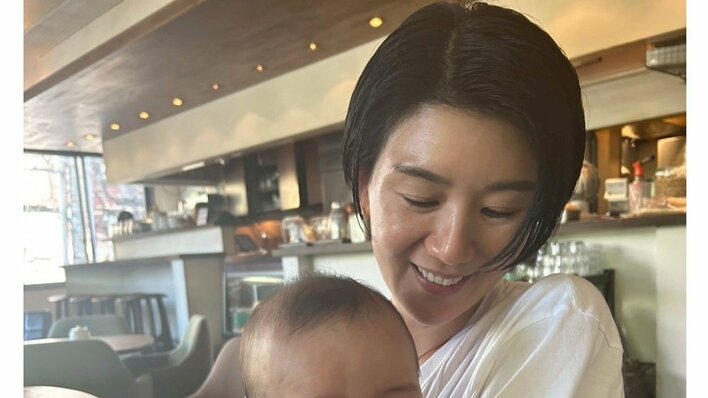 栗原恵 0歳長男の近影に驚きの声！にっこり笑顔の2ショットに「もうこんなに大きく！？」「そっくりじゃん！」