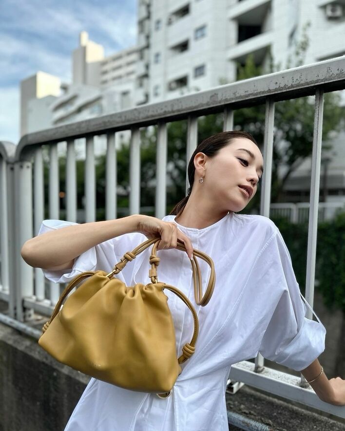 川沿いで圧巻のプロポーション！蛯原友里(44) 白ワンピで美脚を披露に