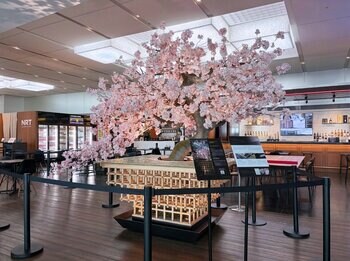 成田空港の新店舗にアルチザンの伝統工芸・桜造形アート『千鳥』が期間限定にて設置。