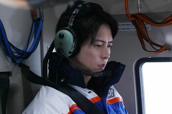 冷静沈着！カッコいい山下智久にSNS「こんな山Pが見たかった」「似合いすぎ」『ブルーモーメント』