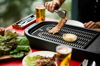 秋風を感じる銀座のテラスで、韓国夜市の味わいを サムギョプサルや、新大久保の人気韓国料理店「金達莱」のレシピを取り入れたヤンニョムチキンが登場