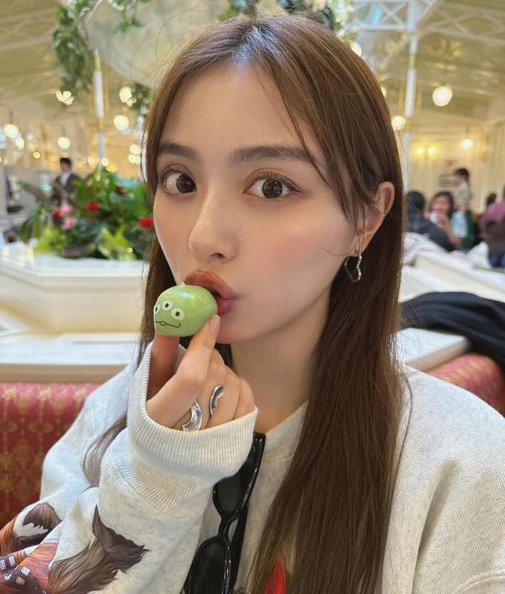 【画像11枚】「二度見してしまう」内田理央がミニスカ×ニーハイの美脚見せコーデでディズニーを満喫する様子を見る