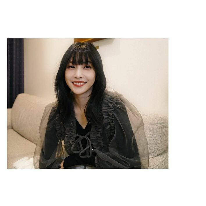 別人みたい！佐野ひなこ 白×黒コーデに赤リップで大人っぽい姿が話題