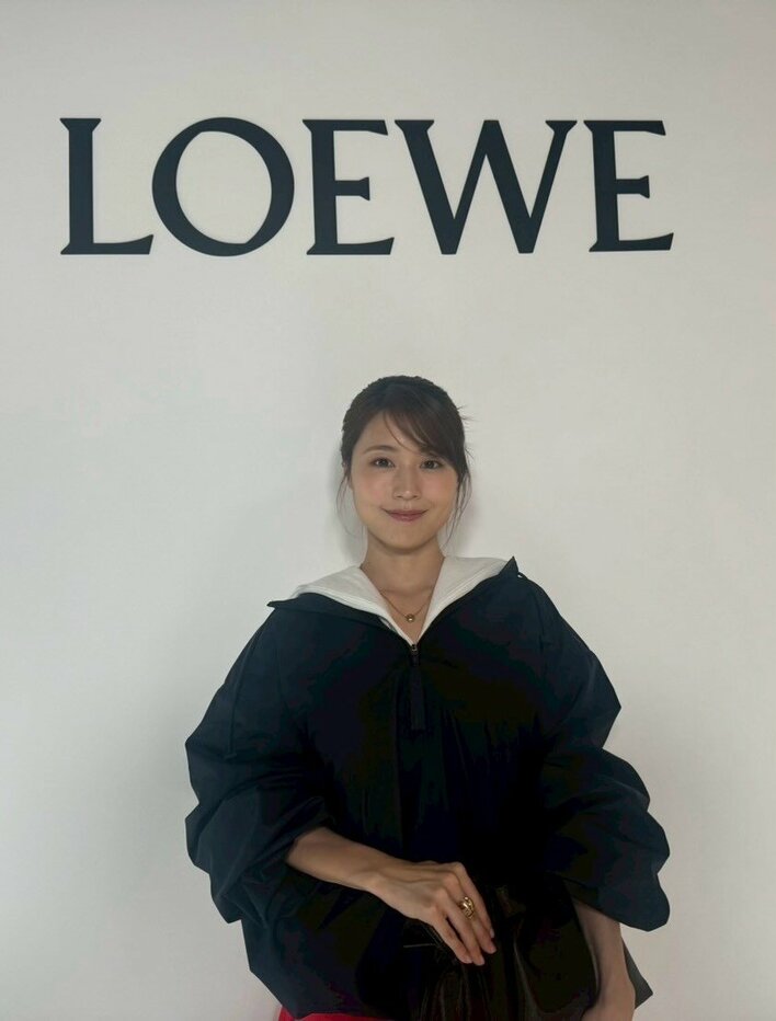 有村架純 “珍しい”膝上ミニスカで美脚を披露！「キレイすぎ」ほほ笑む