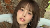 NiziU・MAKO “髪が動物の森”な透明感抜群ショットにファン悶絶！ぱっつん前髪×ロングヘアでほほ笑む姿に「妖精かと思った」「魅力が爆発」