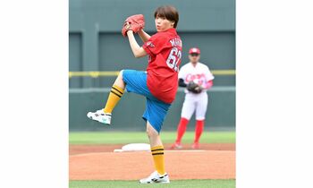 ガンバレルーヤが始球式に登場！まひるの本格的な投球を、よしこが身体で受け止める「よっちゃんとバッテリーが組めて幸せ」