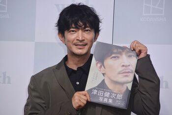 津田健次郎「すげー恥ずかしい」写真集発売記念会見でムチャぶり連発に大照れ