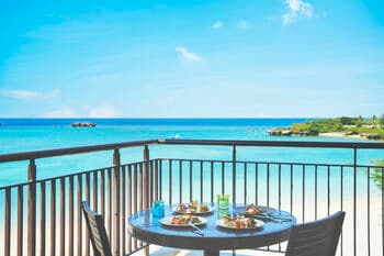 海を望む絶景ダイニング「万座グリル」2026年3月1日再始動