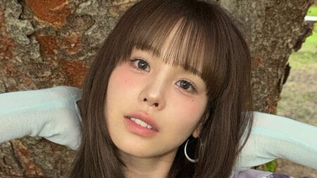 NiziU・MAKO “髪が動物の森”な透明感抜群ショットにファン悶絶！ぱっつん前髪×ロングヘアでほほ笑む姿に「妖精かと思った」「魅力が爆発」