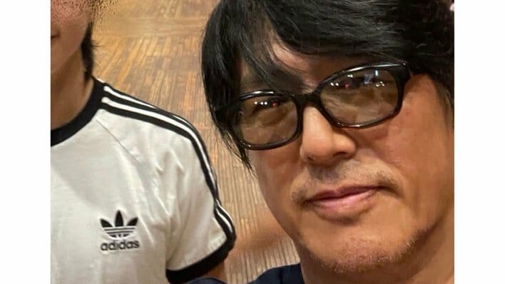 【写真4枚】「パパの遺伝子強し!」高橋克典 浅草のアーケードで息子との親子2ショットを見る