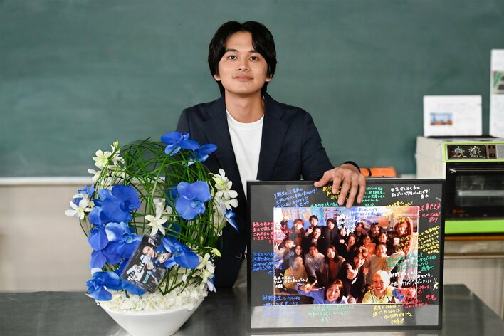 北村匠海が万感のクランクアップ！生徒役キャストを前に「僕自身もみんなにもらった気づきがたくさんあって、とても楽しい時間でした」『サバ缶、宇宙へ行く』