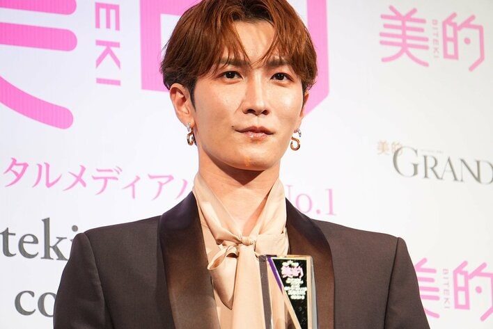 渡辺翔太が史上初の殿堂入りに歓喜！黒スーツ姿で「非常にこの肩書きはでかいと思います」と笑顔  目黒蓮に続き“殿堂入り”