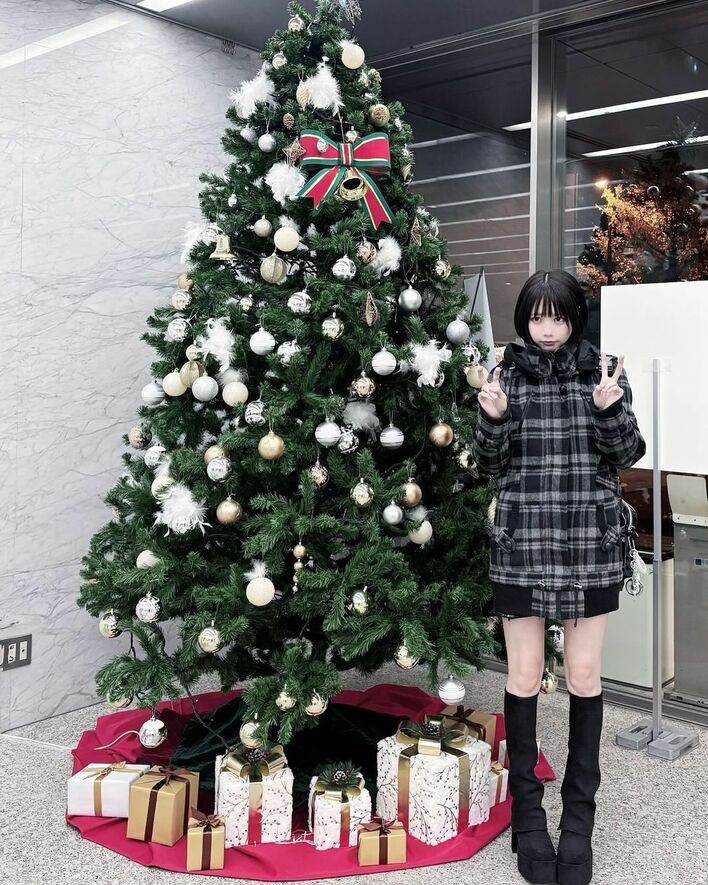 何等身あるん？」あのちゃん スタイル抜群の冬コーデで美脚披露！レア