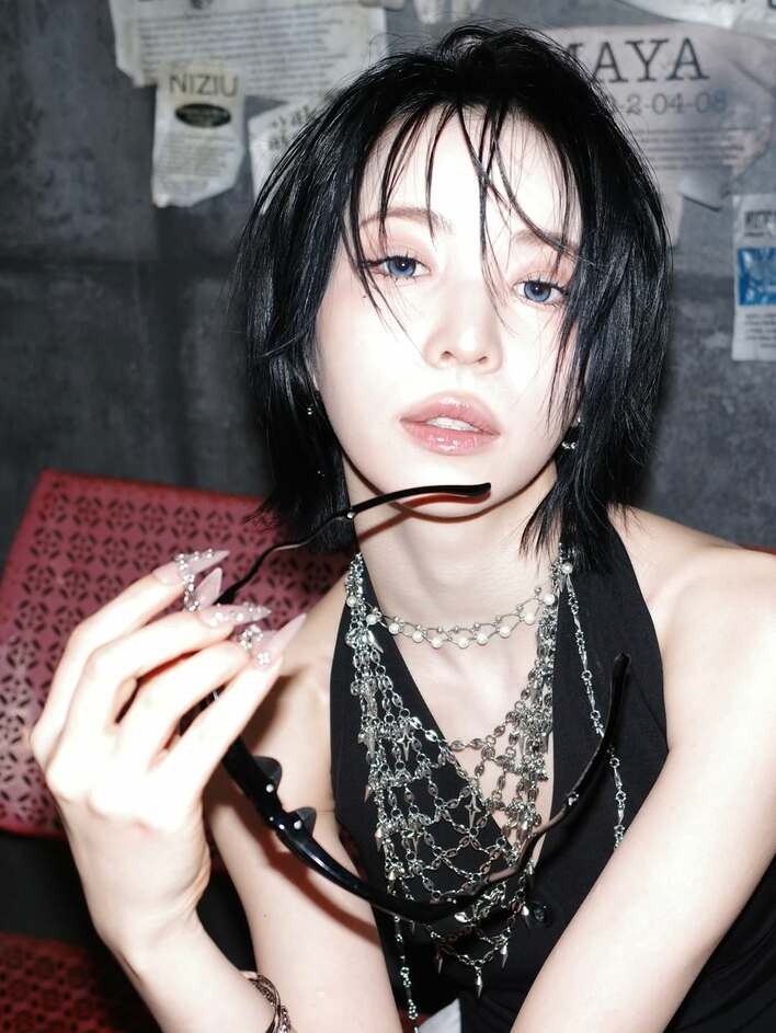 芸術作品！」NiziU・MAYA 美脚際立つ大胆肌見せの“国宝級”ショット披露